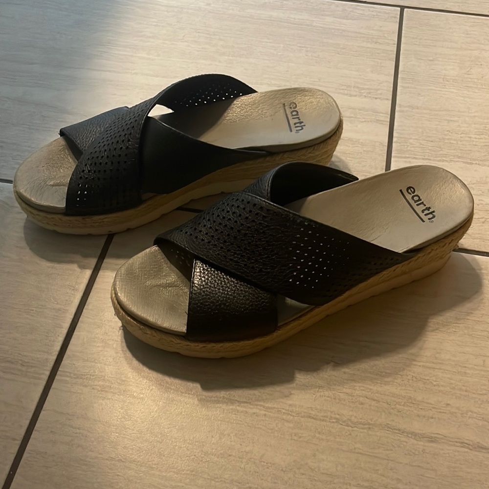 Earth leather sandals size 7 EUC. Beautiful and comfortable shoe.